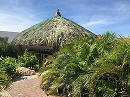 Magnificent Villa near Beach in Upscale District of Vista Royal, Jan T