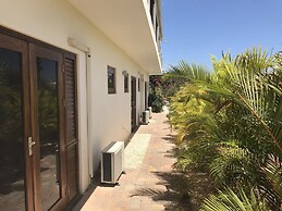 Magnificent Villa near Beach in Upscale District of Vista Royal, Jan T