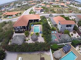 Magnificent Villa near Beach in Upscale District of Vista Royal, Jan T