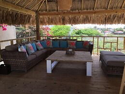 Magnificent Villa near Beach in Upscale District of Vista Royal, Jan T