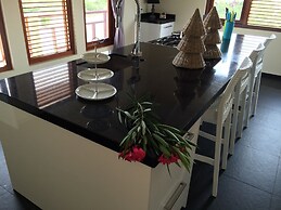 Magnificent Villa near Beach in Upscale District of Vista Royal, Jan T