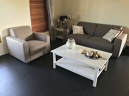 Magnificent Villa near Beach in Upscale District of Vista Royal, Jan T