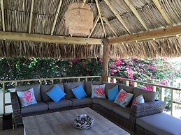 Magnificent Villa near Beach in Upscale District of Vista Royal, Jan T