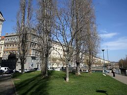 Luxurious Apartment Near River in Cezch Republic