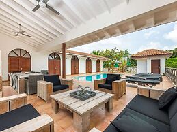 Villa in Jan Thiel With Pool