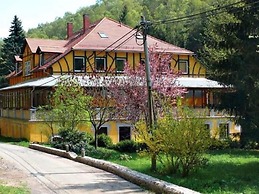 Apartment in a Villa With Park in Grossschirma