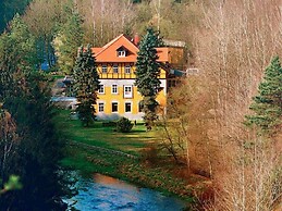 Apartment in a Villa With Park in Grossschirma