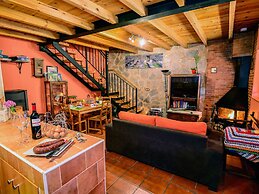 Cozy Cottage in Benllera with Hot Tub