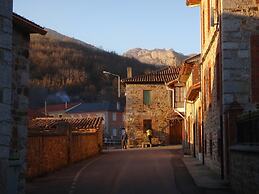 Cozy Cottage in Benllera with Hot Tub