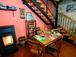 Cozy Cottage in Benllera with Hot Tub