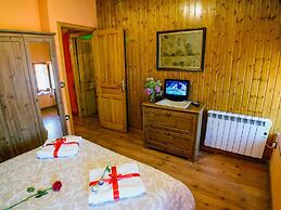Cozy Cottage in Benllera with Hot Tub