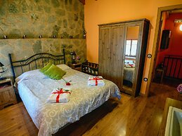 Cozy Cottage in Benllera with Hot Tub