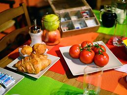Cozy Cottage in Benllera with Hot Tub
