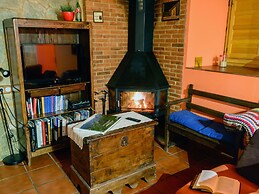 Cozy Cottage in Benllera with Hot Tub