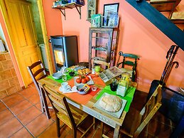 Cozy Cottage in Benllera with Hot Tub