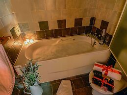 Cozy Cottage in Benllera with Hot Tub