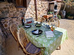 Cozy Cottage in Benllera with Hot Tub