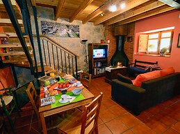 Cozy Cottage in Benllera with Hot Tub
