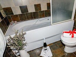 Cozy Cottage in Benllera with Hot Tub