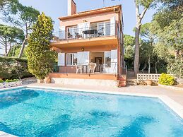 Simply Furnished Apartment With Shared Pool in Llafranc