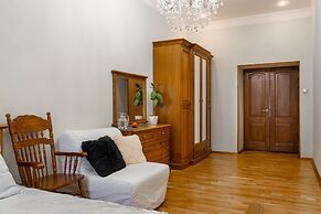 Cozy Place on the Griboyedov Canal 2b