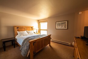 3br Sleeps 9! Walk To Slopes & Mountain View 3 Bedroom Condo - No Clea