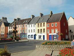Attractive Cottage in Garden Grounds