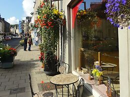 Attractive Cottage in Garden Grounds