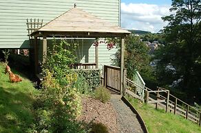 Lovely Cottage in Garden Grounds Near Centre