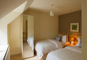 Lovely Cottage in Garden Grounds Near Centre