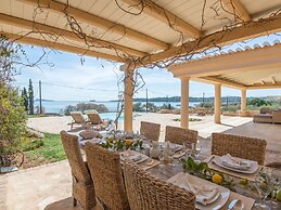 Beautiful Villa Near Sea in Peloponnese