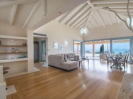 Beautiful Villa Near Sea in Peloponnese