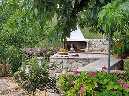 Welcoming Holiday Home With Garden in Leonidio