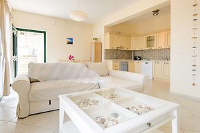 Serene Villa in Pera Melana near Sea