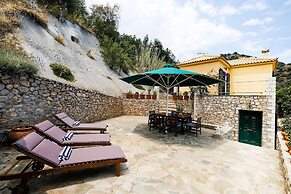 Serene Villa in Pera Melana near Sea