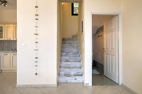 Serene Villa in Pera Melana near Sea