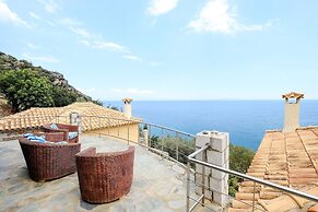 Serene Villa in Pera Melana near Sea