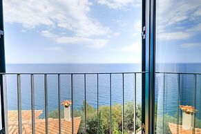 Serene Villa in Pera Melana near Sea