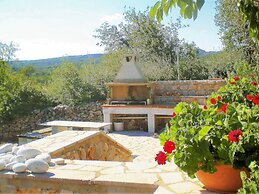 Cosy Holiday Home With Garden in Leonidio