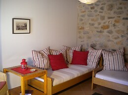 Cosy Holiday Home With Garden in Leonidio