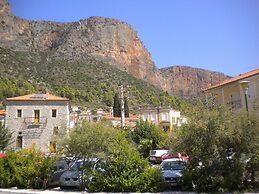 Cosy Holiday Home With Garden in Leonidio