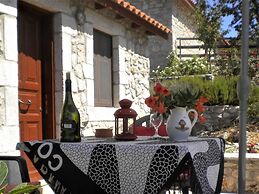 Cosy Holiday Home With Garden in Leonidio