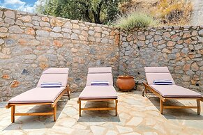 Spacious Villa near Sea in Pera Melana