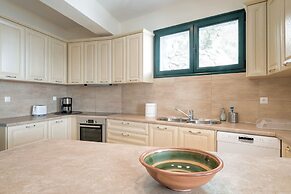 Spacious Villa near Sea in Pera Melana