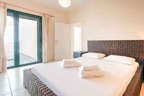 Spacious Villa near Sea in Pera Melana