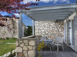 Welcoming Villa near Sea in Agrilia