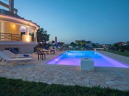 Grand Villa on top of a Hill With Private Pool