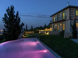 Charming, Warm Vacation Home, Private Pool, Privacy and Seaview, West 