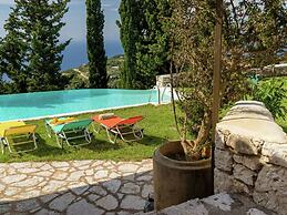 Charming, Warm Vacation Home, Private Pool, Privacy and Seaview, West 