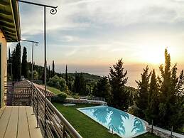 Charming, Warm Vacation Home, Private Pool, Privacy and Seaview, West 